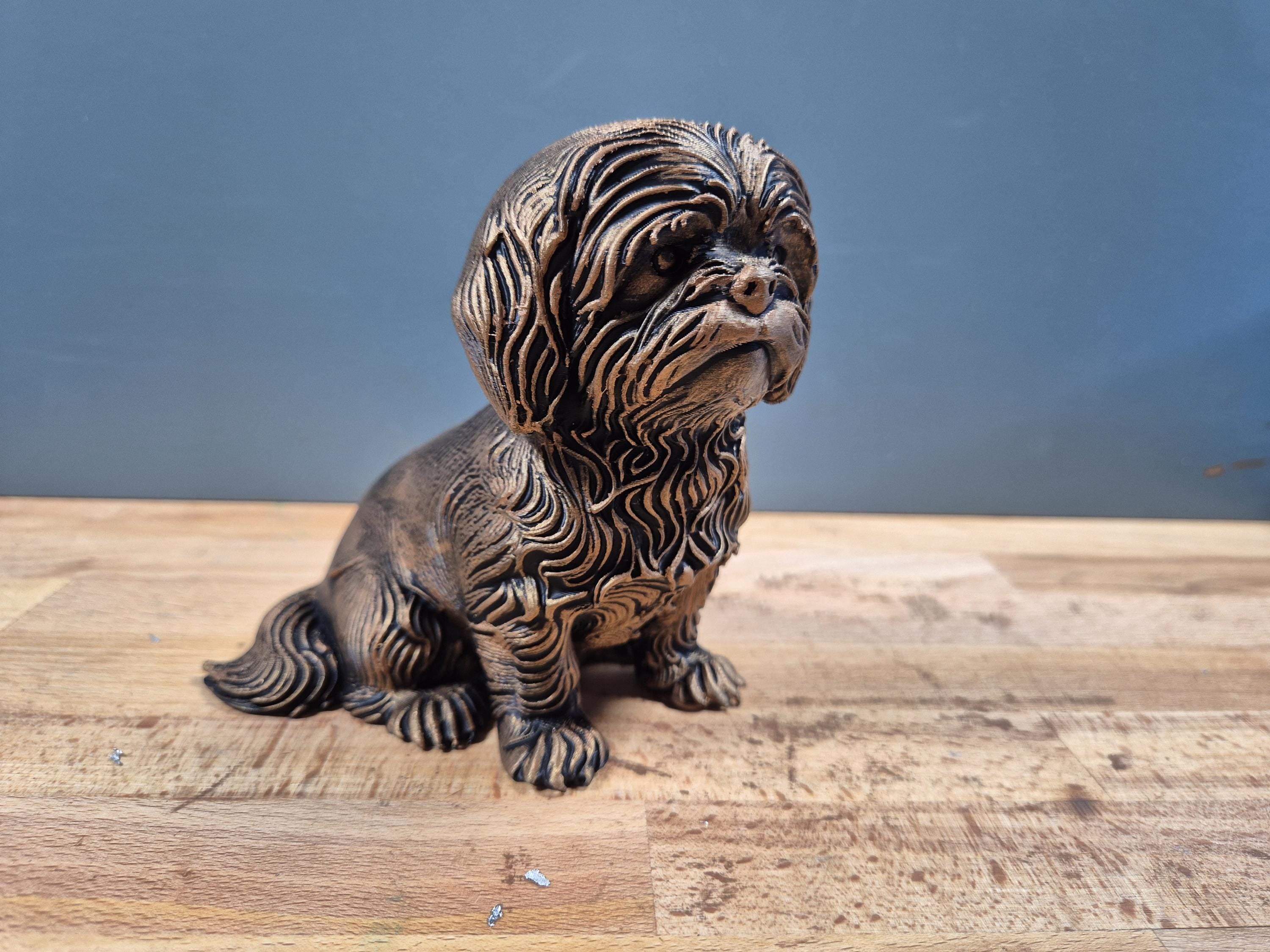 Shih Tzu – sitzende Hundefigur mit Mittelscheitel | Langhaar | 19 Farben & 3 Größen | Made in Germany