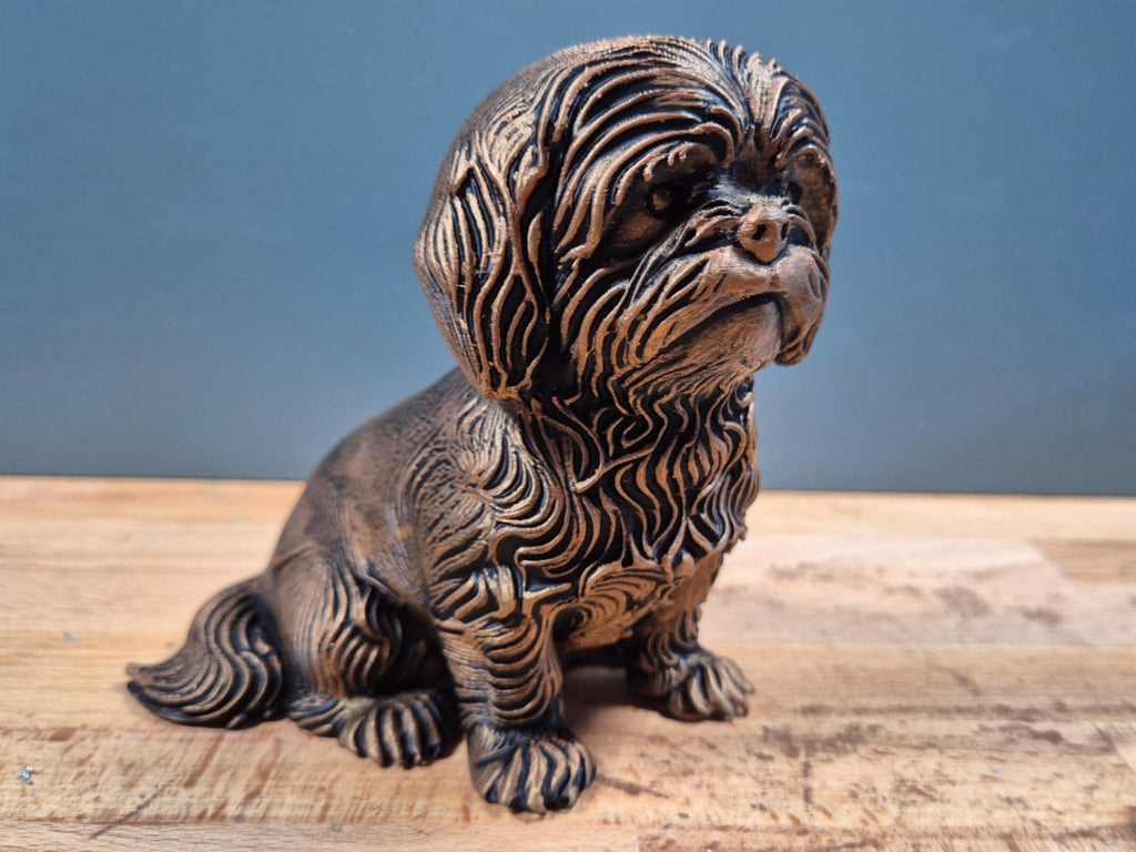Shih Tzu – sitzende Hundefigur mit Mittelscheitel | Langhaar | 19 Farben & 3 Größen | Made in Germany