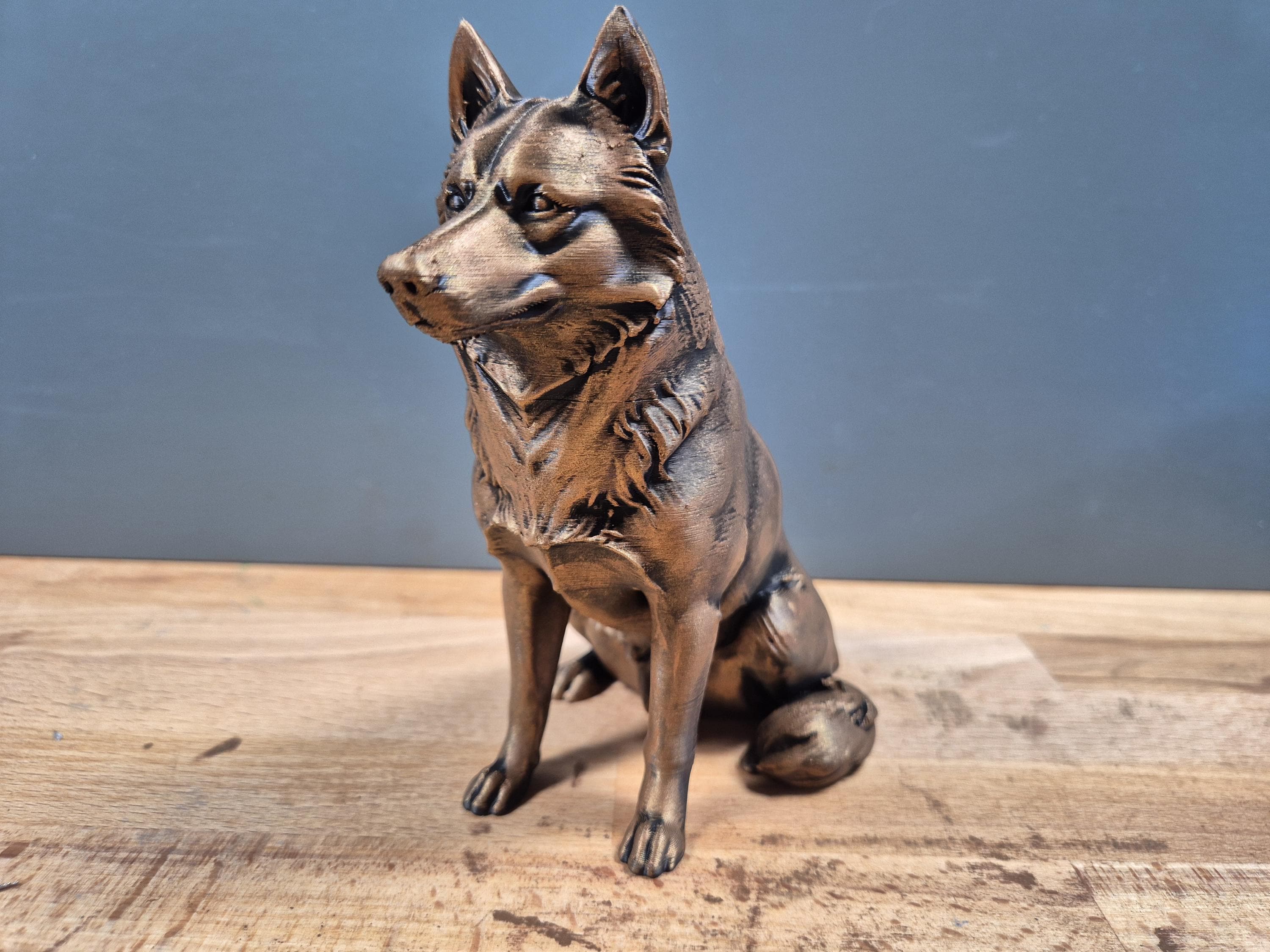 Siberian Husky – sitzende Hundefigur mit Stehohren | Schlittenhund | 19 Farben & 3 Größen | Made in Germany