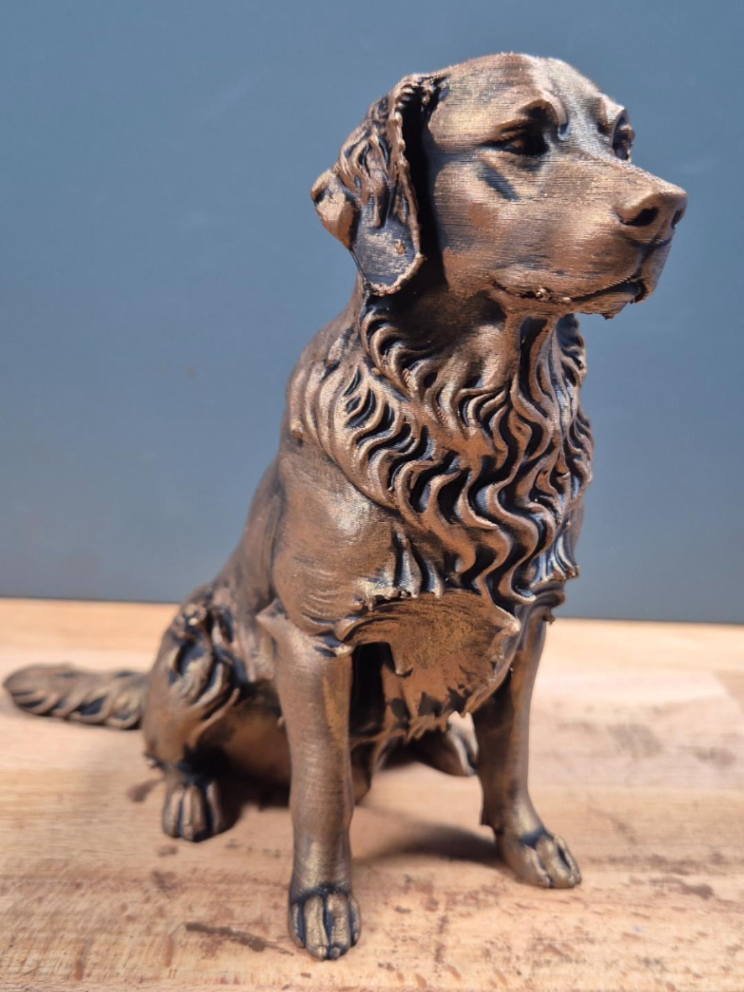 Golden Retriever – sitzende Hundefigur mit welligem Brustfell | Mr.-Jay-Design | 19 Farben & 3 Größen | Made in Germany