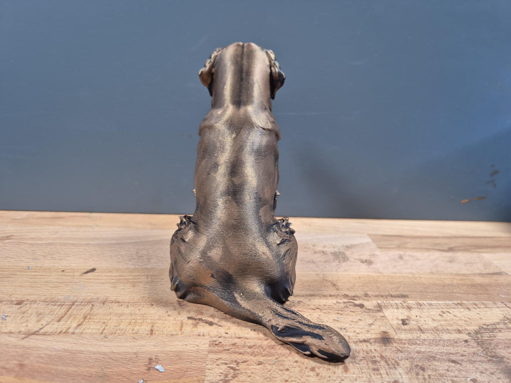 Golden Retriever – sitzende Hundefigur mit welligem Brustfell | Mr.-Jay-Design | 19 Farben & 3 Größen | Made in Germany