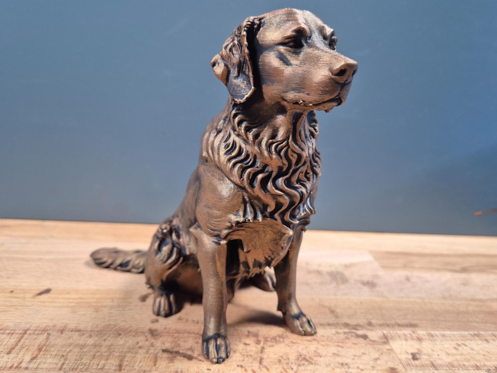 Golden Retriever – sitzende Hundefigur mit welligem Brustfell | Mr.-Jay-Design | 19 Farben & 3 Größen | Made in Germany