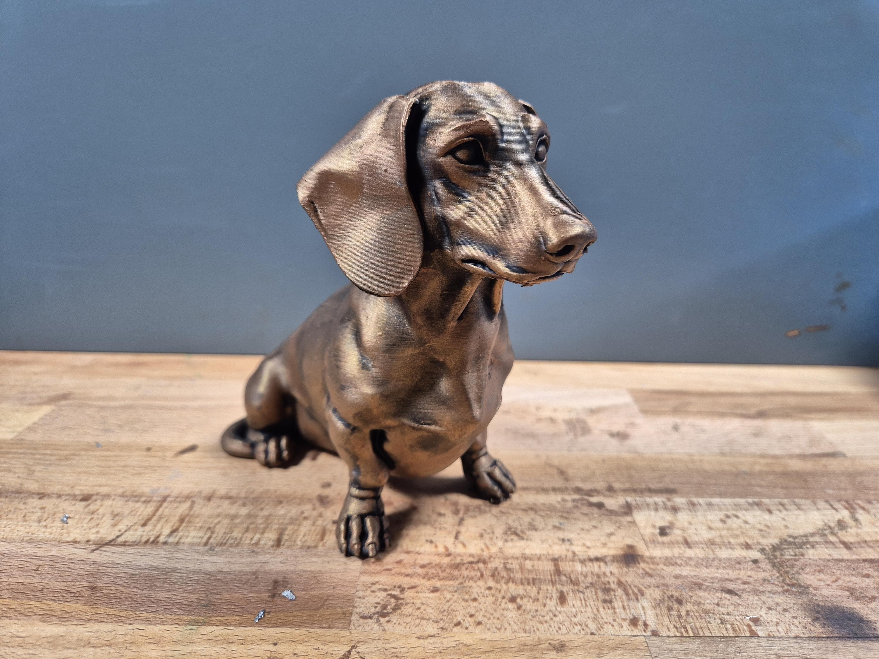 Kurzhaar-Dackel – sitzende Hundefigur mit langen Ohren | Mr.-Jay-Design | 19 Farben & 3 Größen | Made in Germany