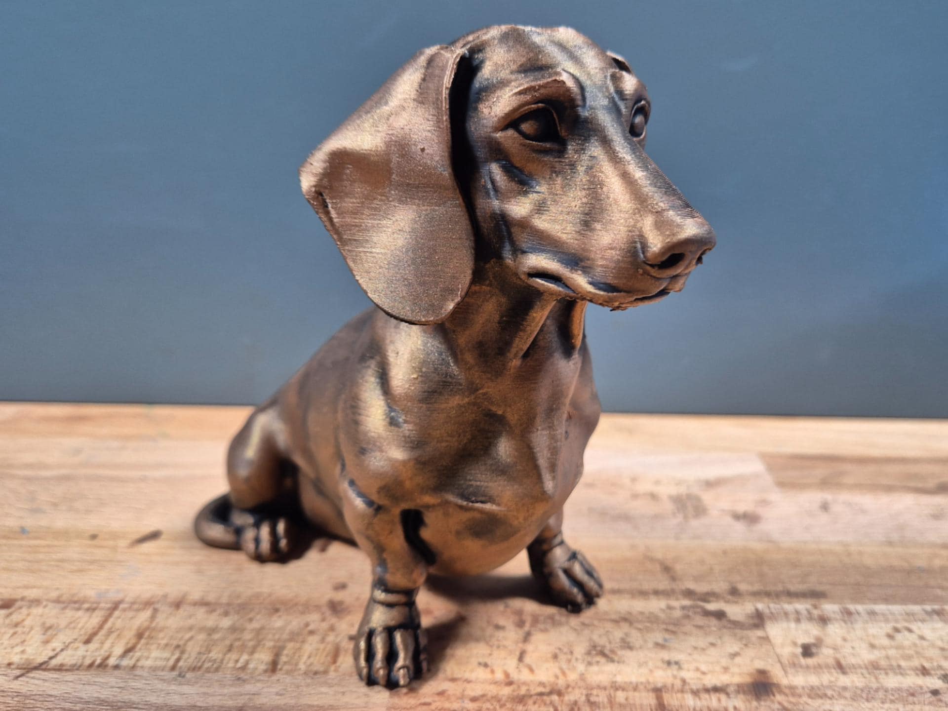 Kurzhaar-Dackel – sitzende Hundefigur mit langen Ohren | Mr.-Jay-Design | 19 Farben & 3 Größen | Made in Germany