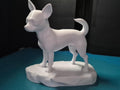 Chihuahua – stehende Hundefigur auf Felsensockel | 19 Farben & 3 Größen | Made in Germany