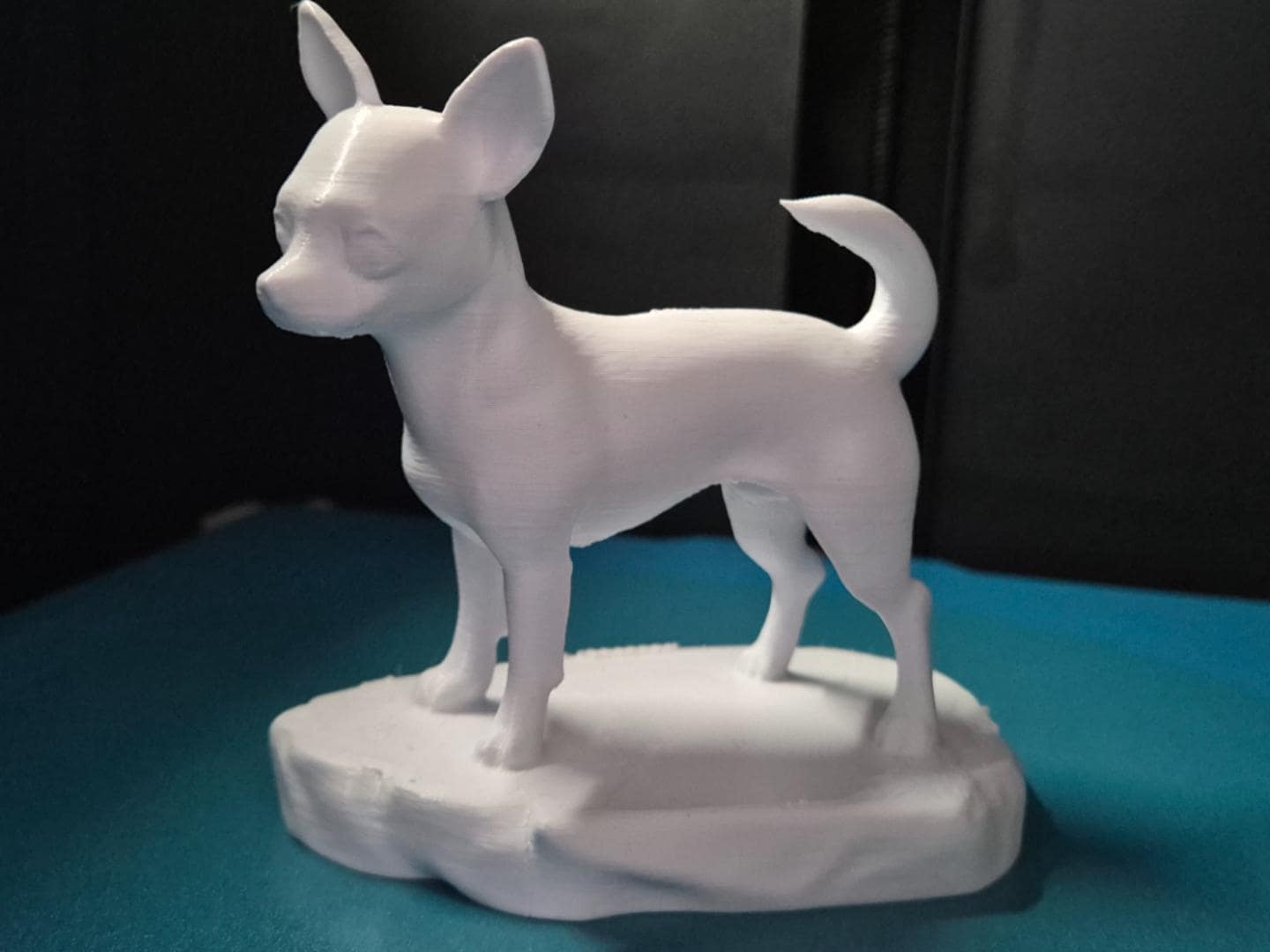 Chihuahua – stehende Hundefigur auf Felsensockel | 19 Farben & 3 Größen | Made in Germany