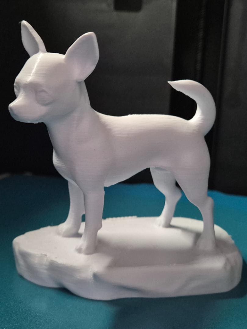 Chihuahua – stehende Hundefigur auf Felsensockel | 19 Farben & 3 Größen | Made in Germany