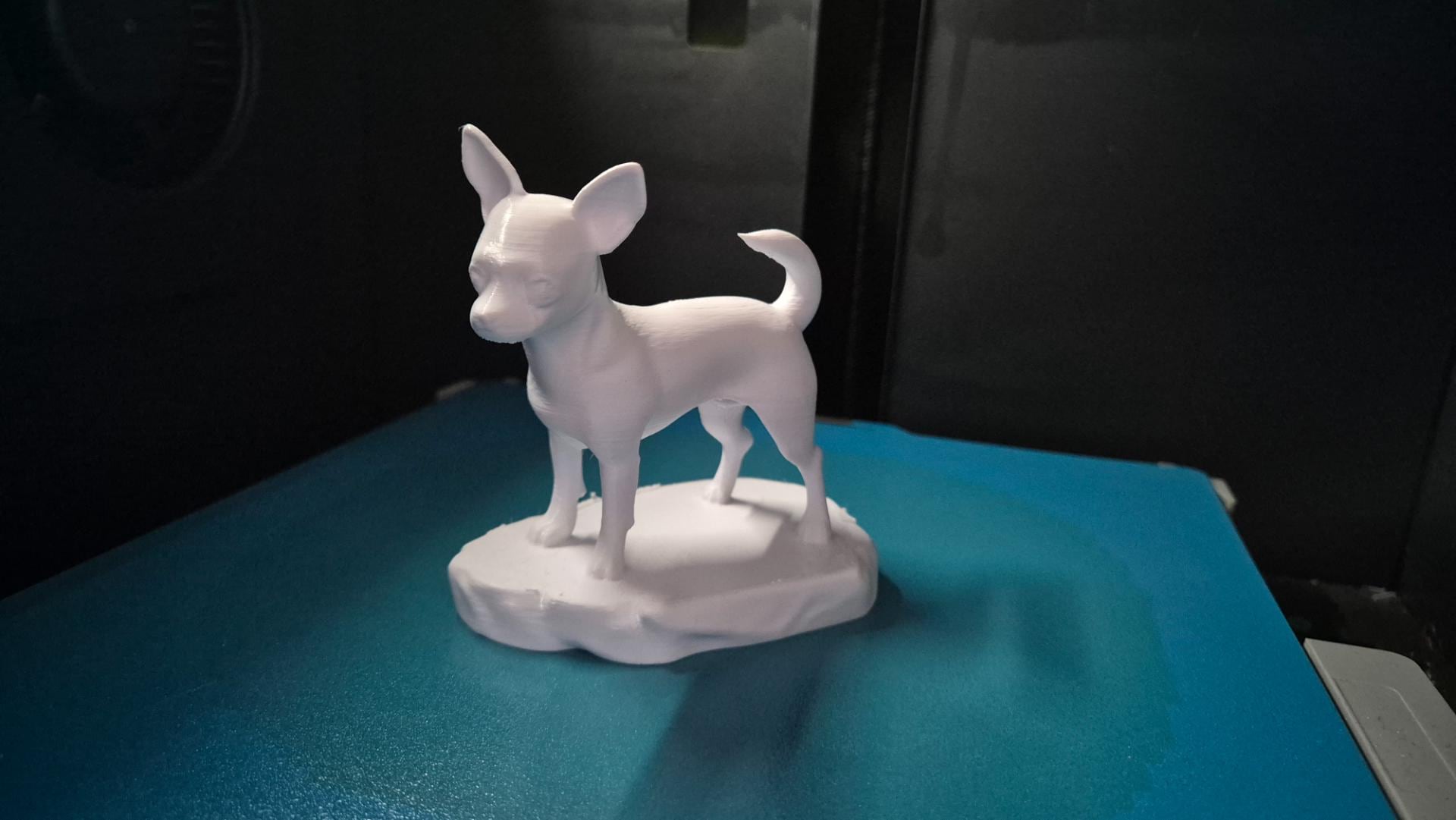 Chihuahua – stehende Hundefigur auf Felsensockel | 19 Farben & 3 Größen | Made in Germany
