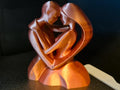 Liebespaar-Skulptur – sitzende Figuren in Herzform | Romantische Deko | 19 Farben & 3 Größen