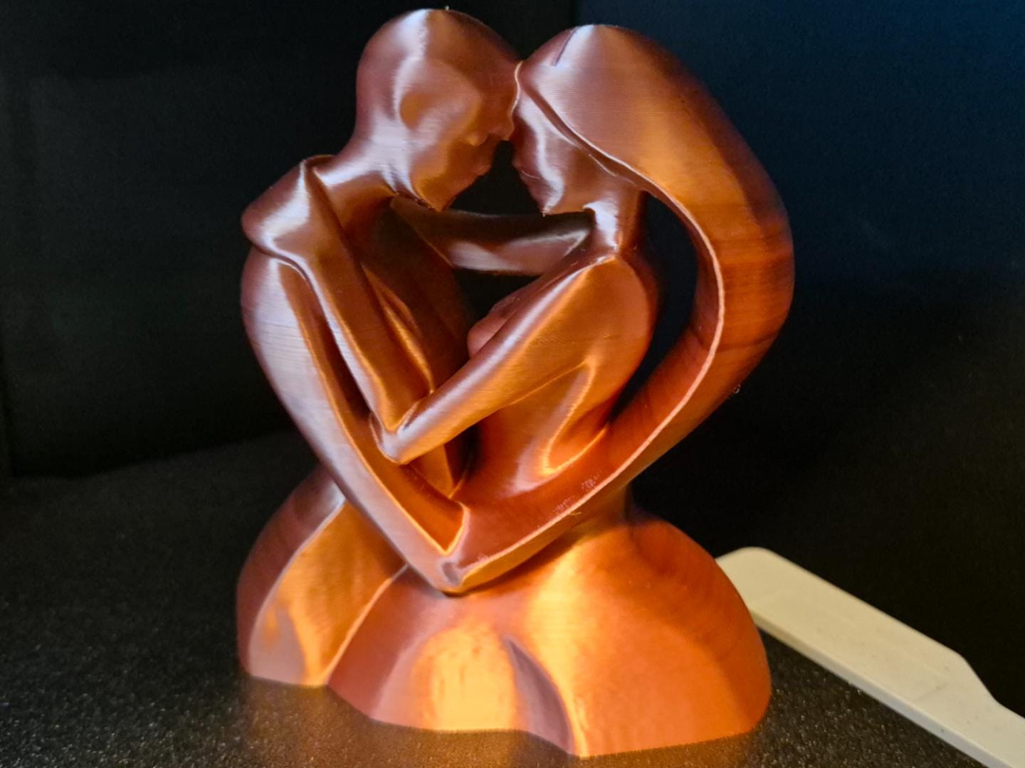 Liebespaar-Skulptur – sitzende Figuren in Herzform | Romantische Deko | 19 Farben & 3 Größen