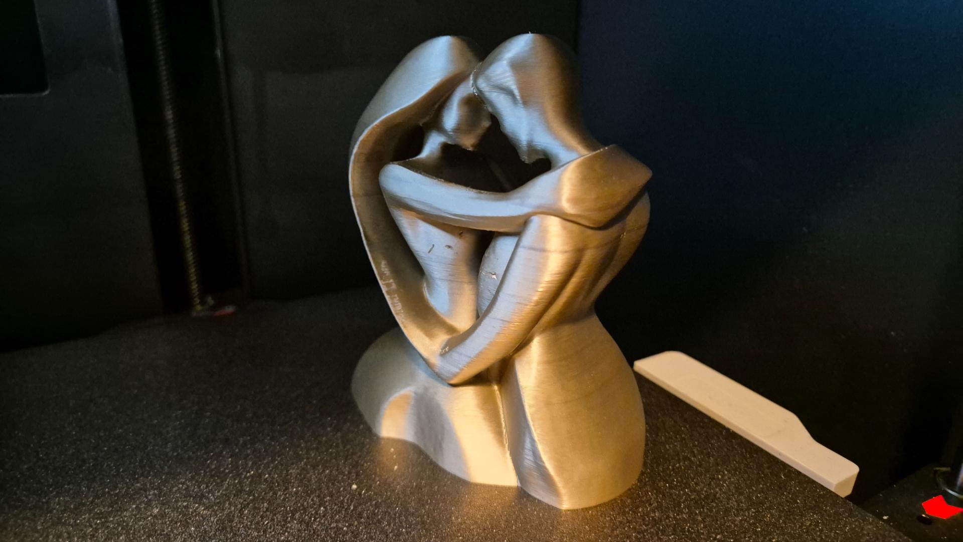 Liebespaar-Skulptur – sitzende Figuren in Herzform | Romantische Deko | 19 Farben & 3 Größen