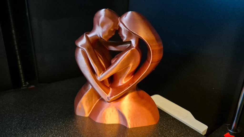 Liebespaar-Skulptur – sitzende Figuren in Herzform | Romantische Deko | 19 Farben & 3 Größen