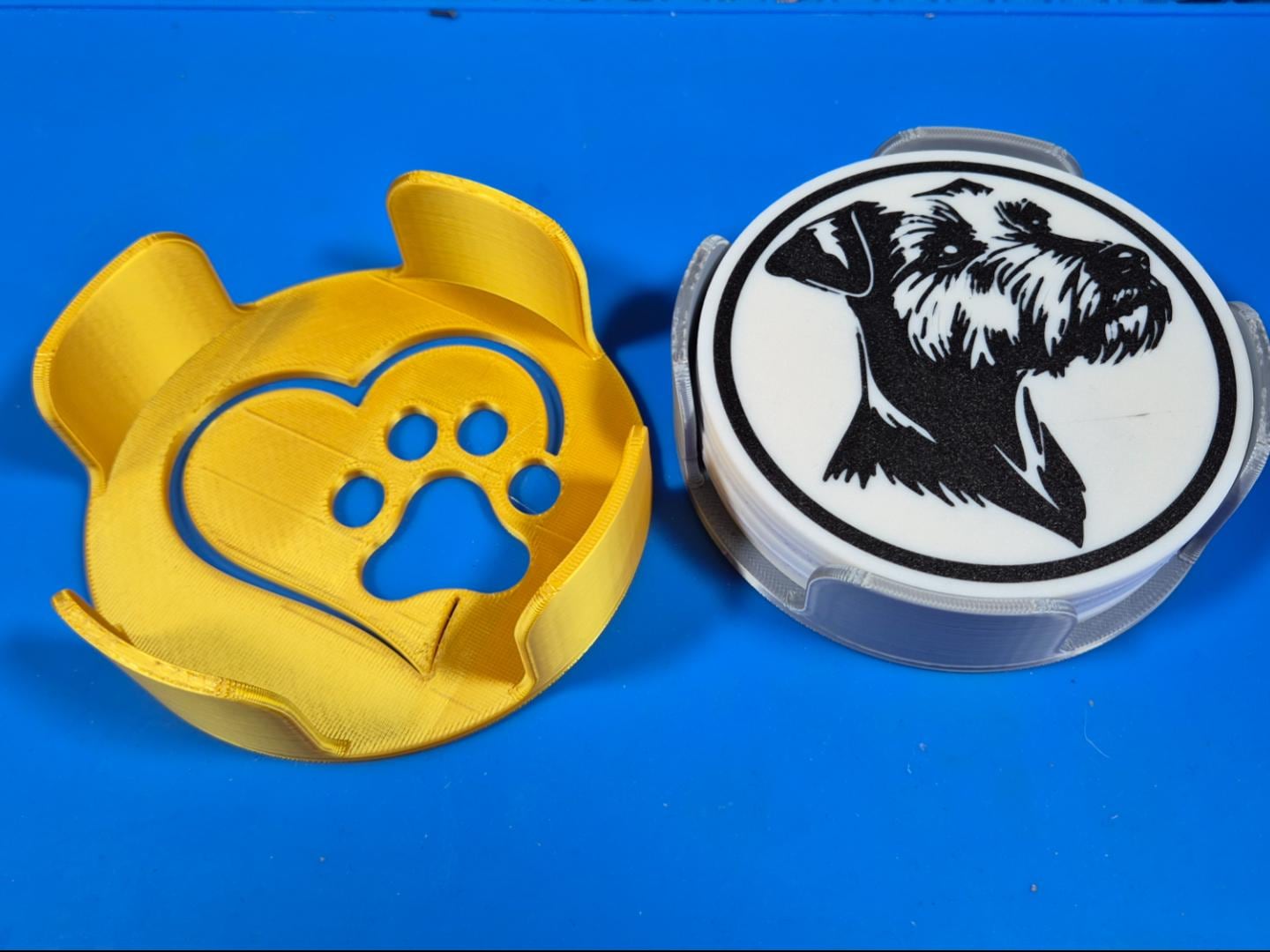 Hunde-Untersetzerhalter mit Pfotenherz | Coaster-Ablage | 19 Farben & 3 Größen | Made in Germany