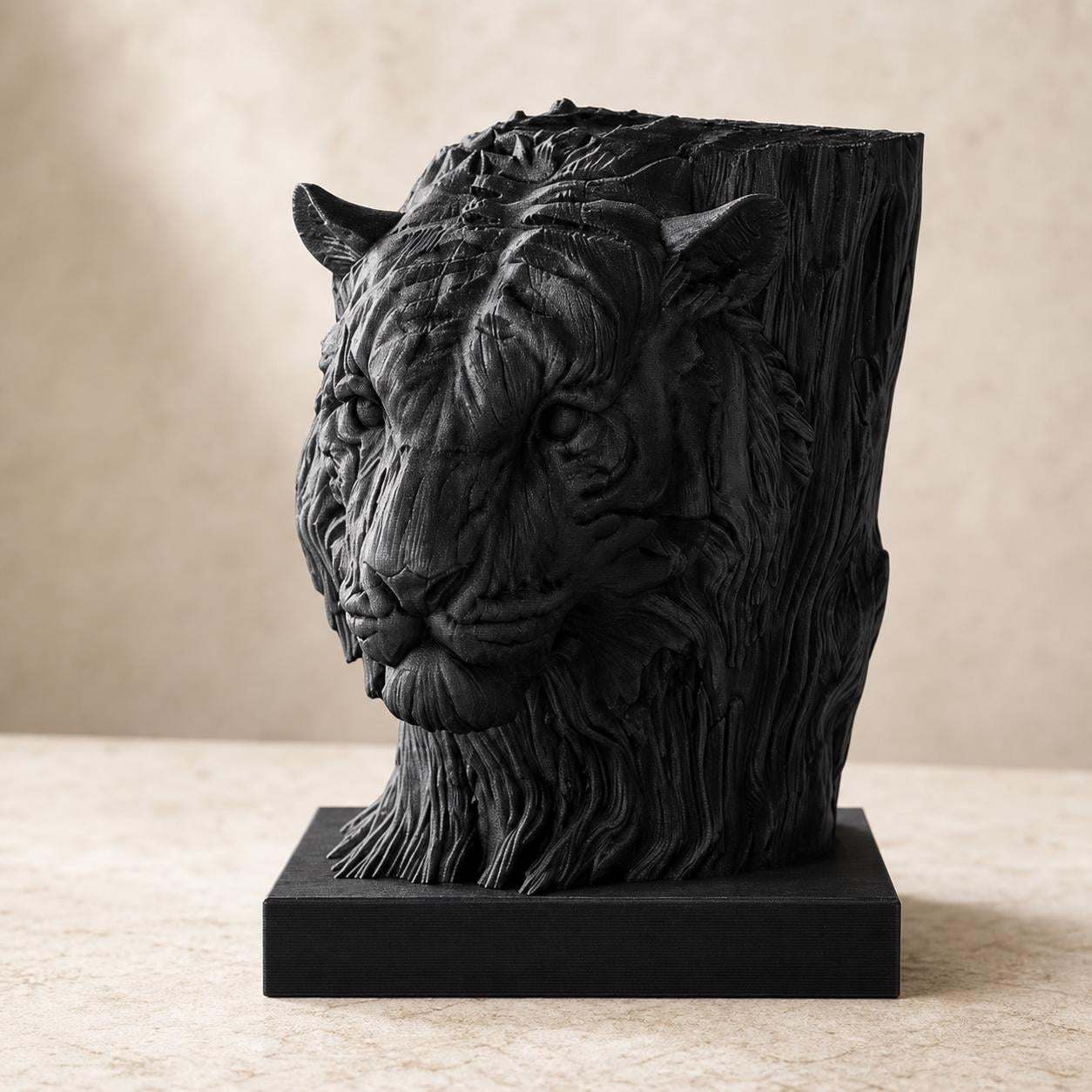 Waldhüter-Tiger – Tigerskulptur im Holzschnitzstil | Tiger-Deko | 5 Größen, 7 Farben | 3D-Druck Made in Germany FehnFactory