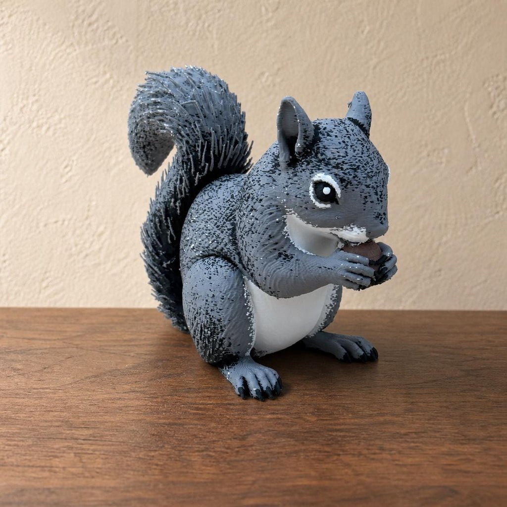Graues Eichhörnchen mit Nuss – mehrfarbige Tierfigur | Waldtier-Deko | Made in Germany FehnFactory