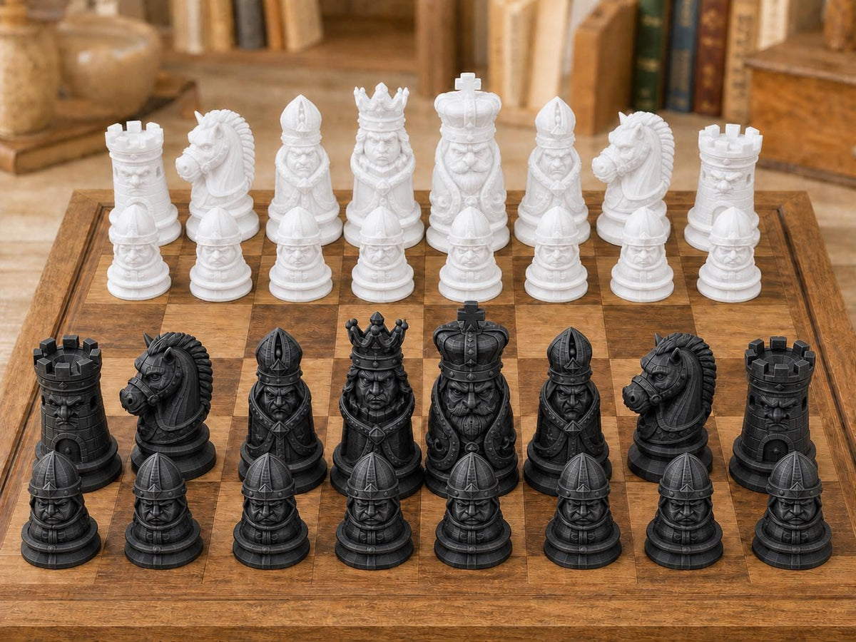 Mürrisches Königreich – komplettes 32-teiliges Schachfigurenset | Verspieltes Design | Made in Germany