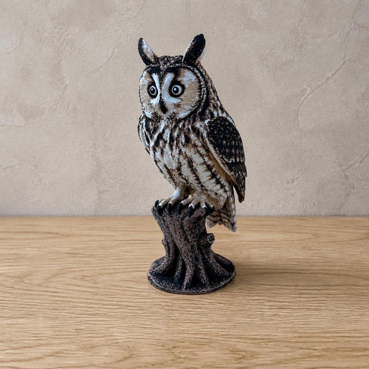 Waldohreule auf Baumstumpf – mehrfarbige Eulenfigur | Tierdeko | Made in Germany FehnFactory