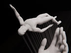 Unbound – schwebende String-Art-Skulptur, surreale Figur und moderne Kunstdeko FehnFactory