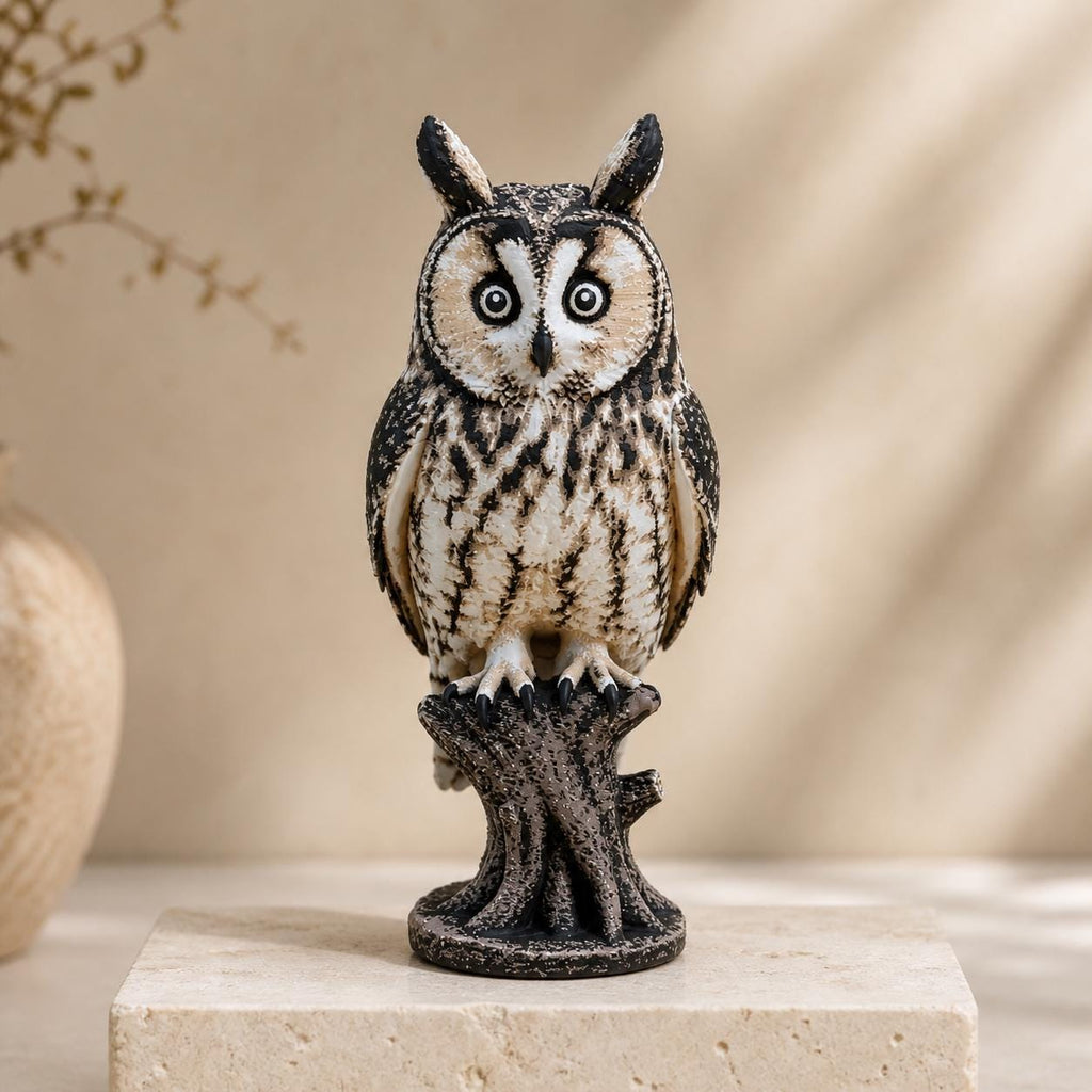 Twilight Sentinel – Waldohreule auf Baumstumpf | Made in Germany FehnFactory