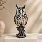 Twilight Sentinel – Waldohreule auf Baumstumpf | Made in Germany FehnFactory