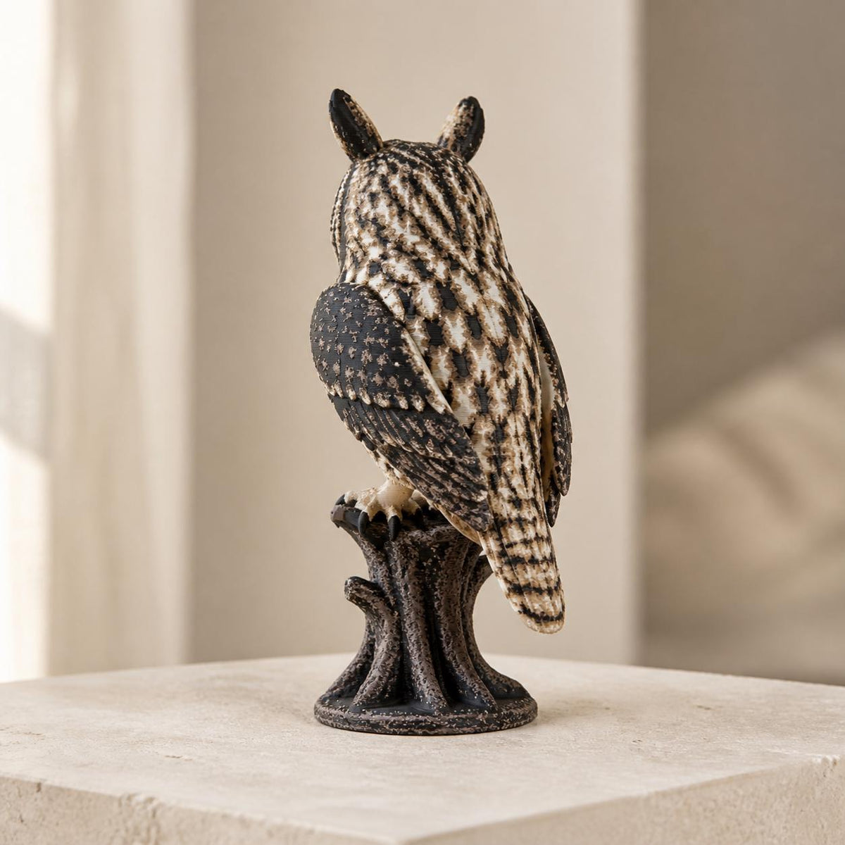 Twilight Sentinel – Waldohreule auf Baumstumpf | Made in Germany FehnFactory
