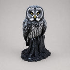 Great Gray Owl – Bartkauz auf Baumstumpf | Made in Germany FehnFactory