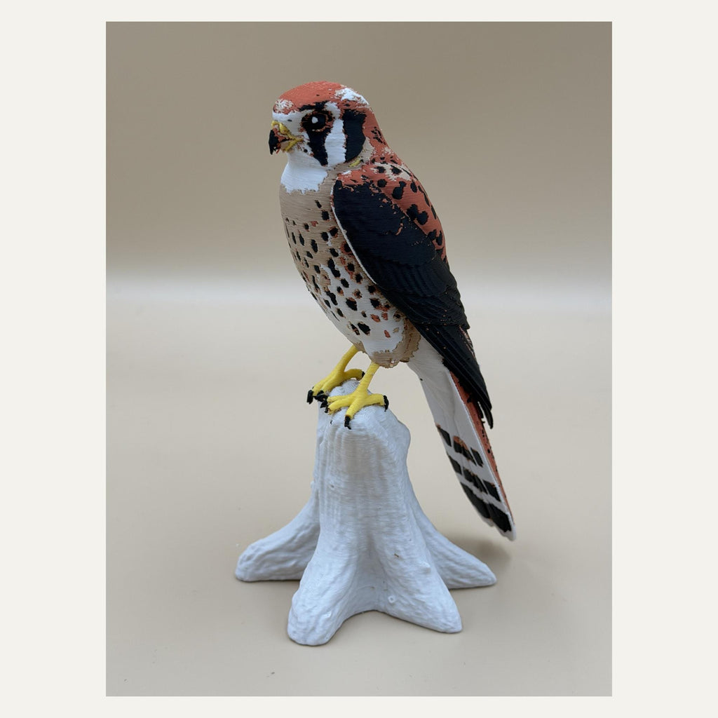Skyfire Turmfalke – mehrfarbige Falken-Skulptur auf Ast | Raubvogel-Deko | Made in Germany FehnFactory