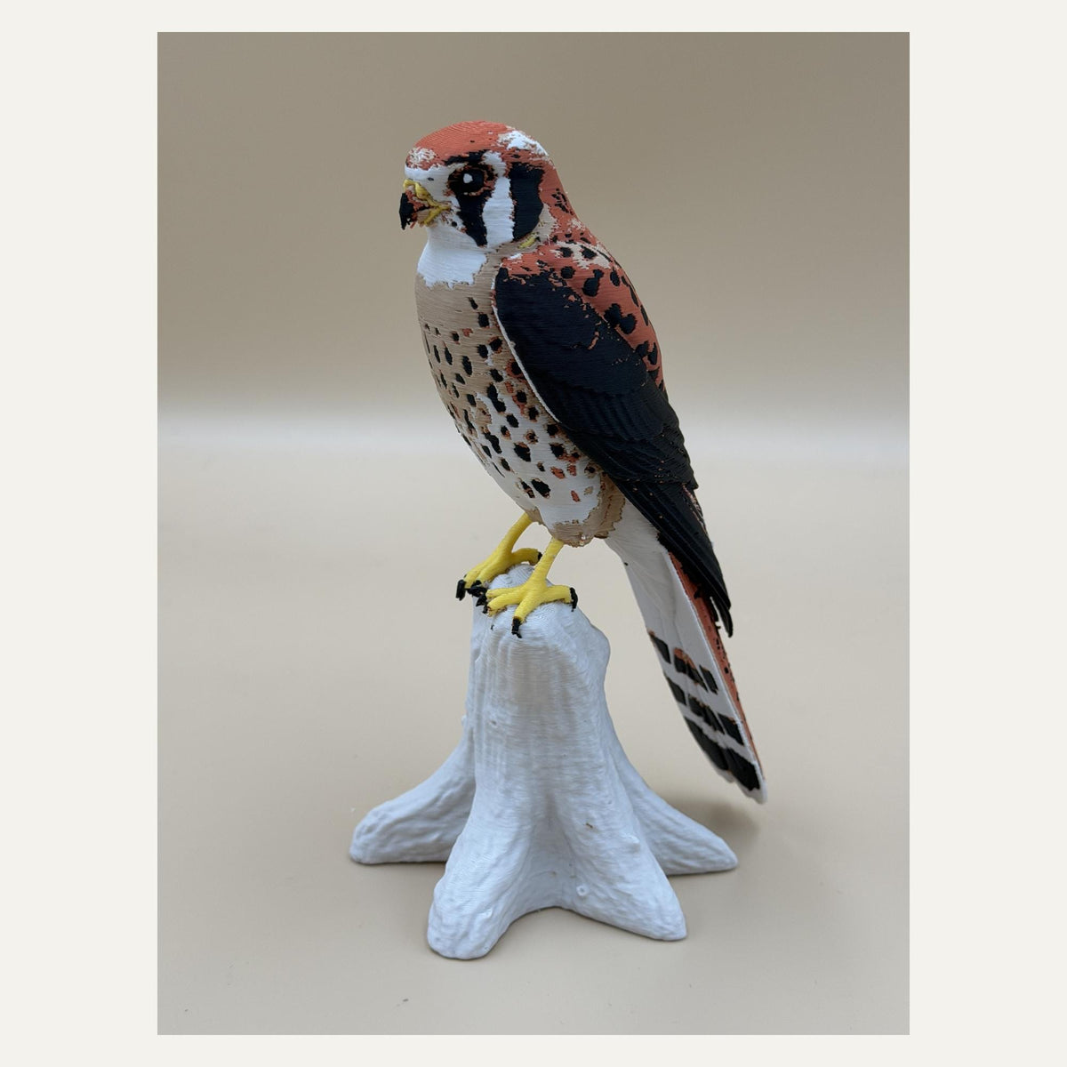 Skyfire Turmfalke – mehrfarbige Falken-Skulptur auf Ast | Raubvogel-Deko | Made in Germany FehnFactory