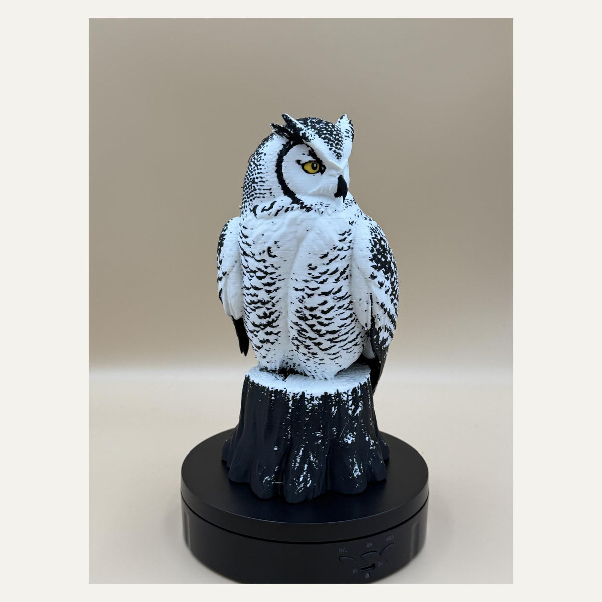 Arctic Guardian Owl – weiße Eulen-Skulptur auf Baumstumpf | Wintervogel-Deko | Made in Germany FehnFactory