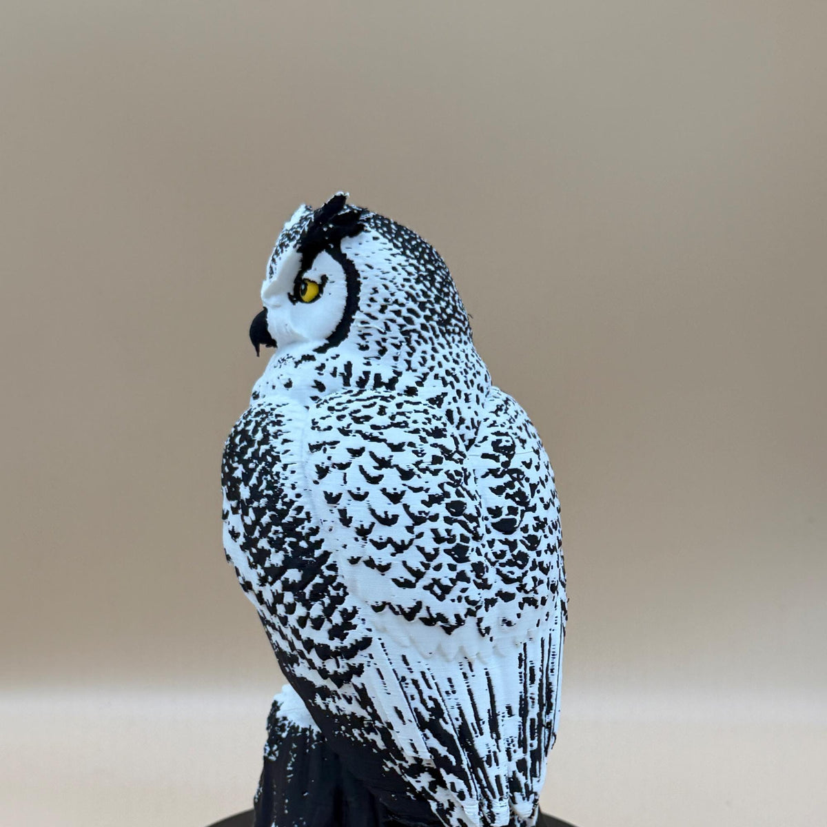 Arctic Guardian Owl – weiße Eulen-Skulptur auf Baumstumpf | Wintervogel-Deko | Made in Germany FehnFactory