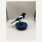 Midnight Mischief Magpie – Elster-Skulptur auf rundem Sockel | Vogel-Deko | Made in Germany FehnFactory