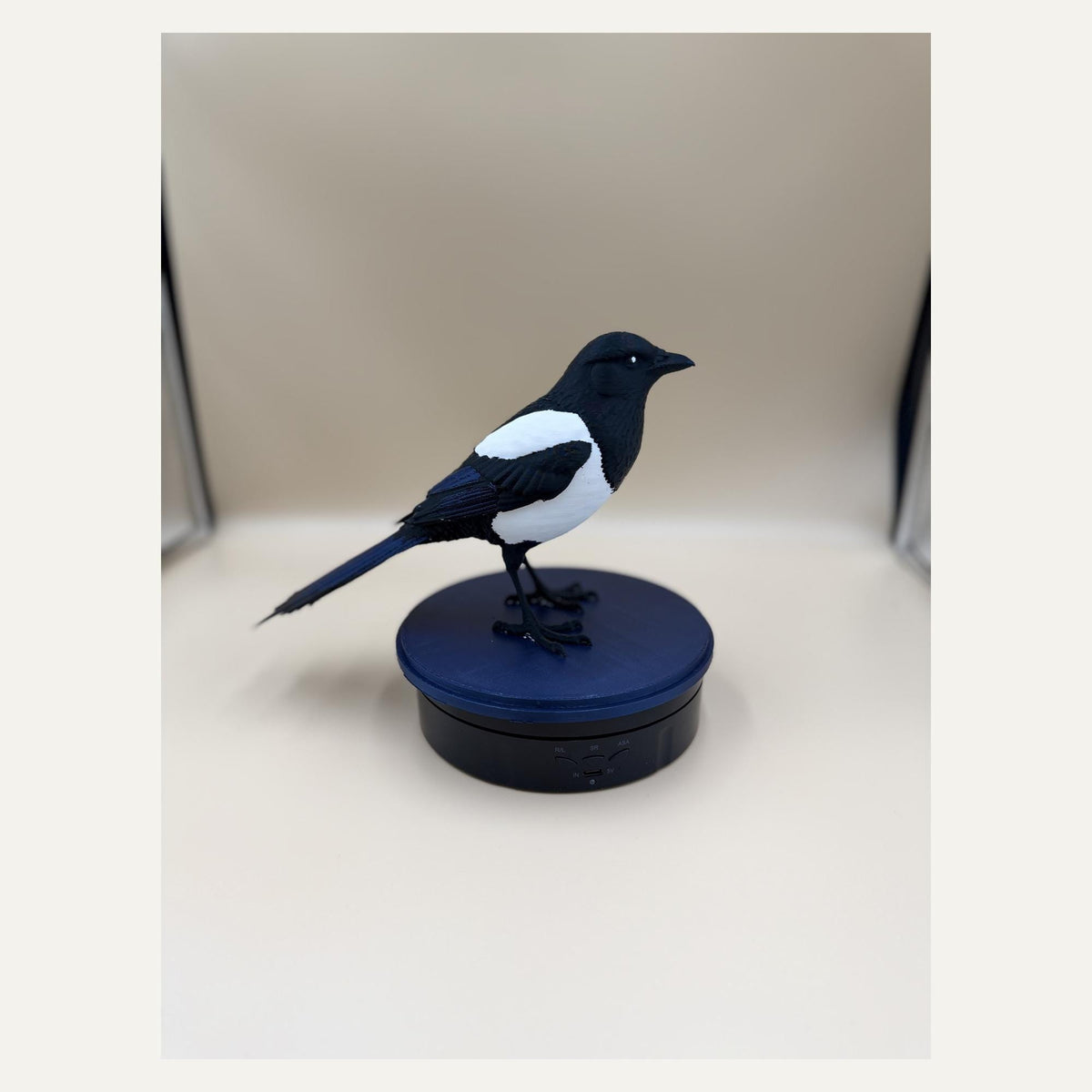 Midnight Mischief Magpie – Elster-Skulptur auf rundem Sockel | Vogel-Deko | Made in Germany FehnFactory