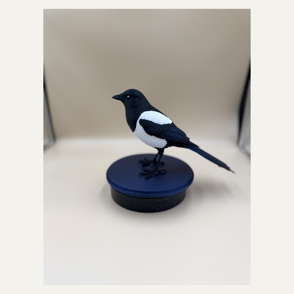 Midnight Mischief Magpie – Elster-Skulptur auf rundem Sockel | Vogel-Deko | Made in Germany FehnFactory