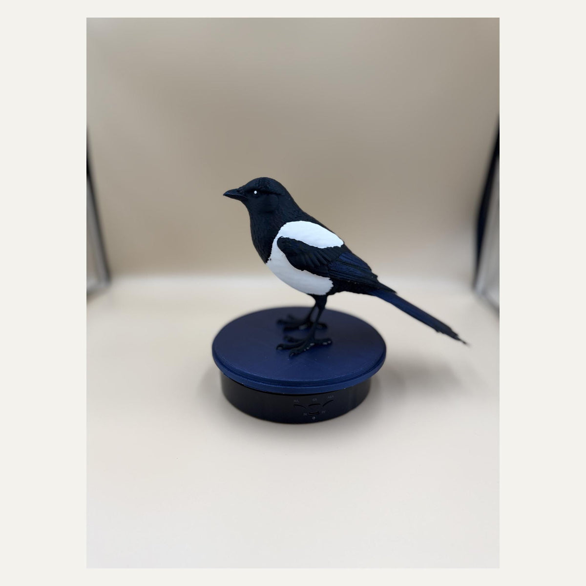 Midnight Mischief Magpie – Elster-Skulptur auf rundem Sockel | Vogel-Deko | Made in Germany FehnFactory