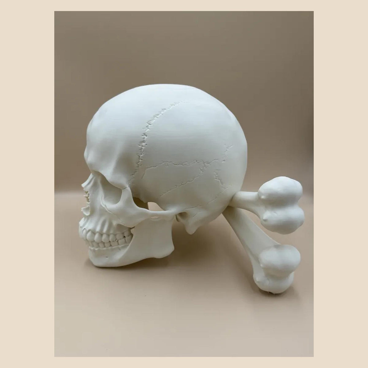 Totenkopf & Knochen Huthalter – Schädel Hutständer | Gothic Piraten Deko | Made in Germany