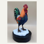 Rainbow Rooster – mehrfarbiger Hahn auf Steinsockel | Hühner-Skulptur | Made in Germany