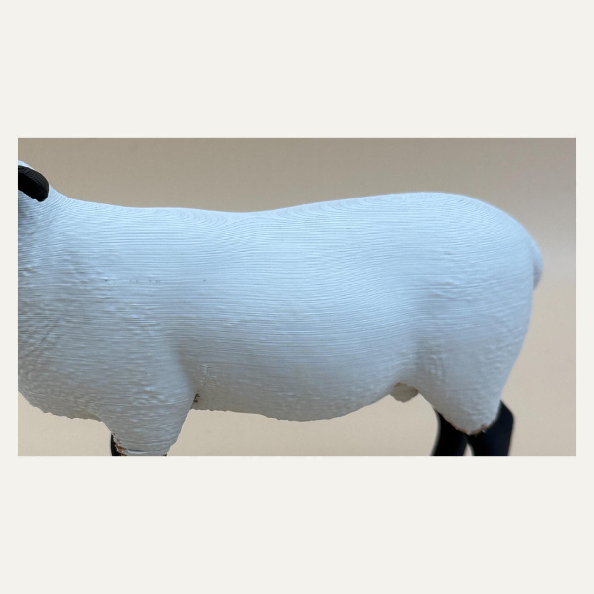 Suffolk Ram – mehrfarbiger Widder mit schwarzem Gesicht | realistische Schaf-Skulptur | Made in Germany