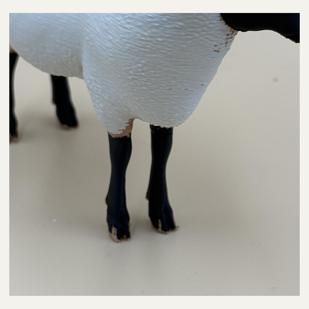 Suffolk Ram – mehrfarbiger Widder mit schwarzem Gesicht | realistische Schaf-Skulptur | Made in Germany