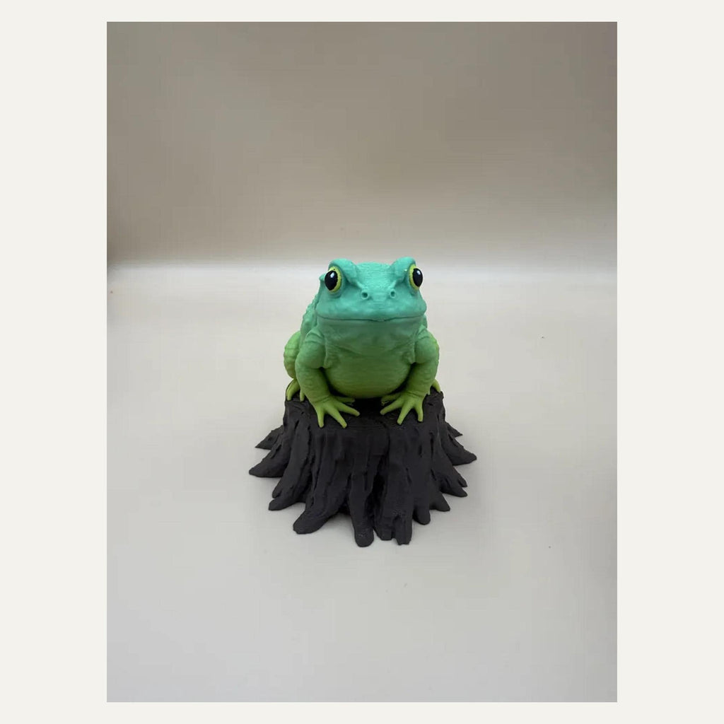 Toad on Tree Stump – mehrfarbige Kröte auf Baumstumpf | Frosch-Skulptur | Made in Germany