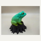 Toad on Tree Stump – mehrfarbige Kröte auf Baumstumpf | Frosch-Skulptur | Made in Germany