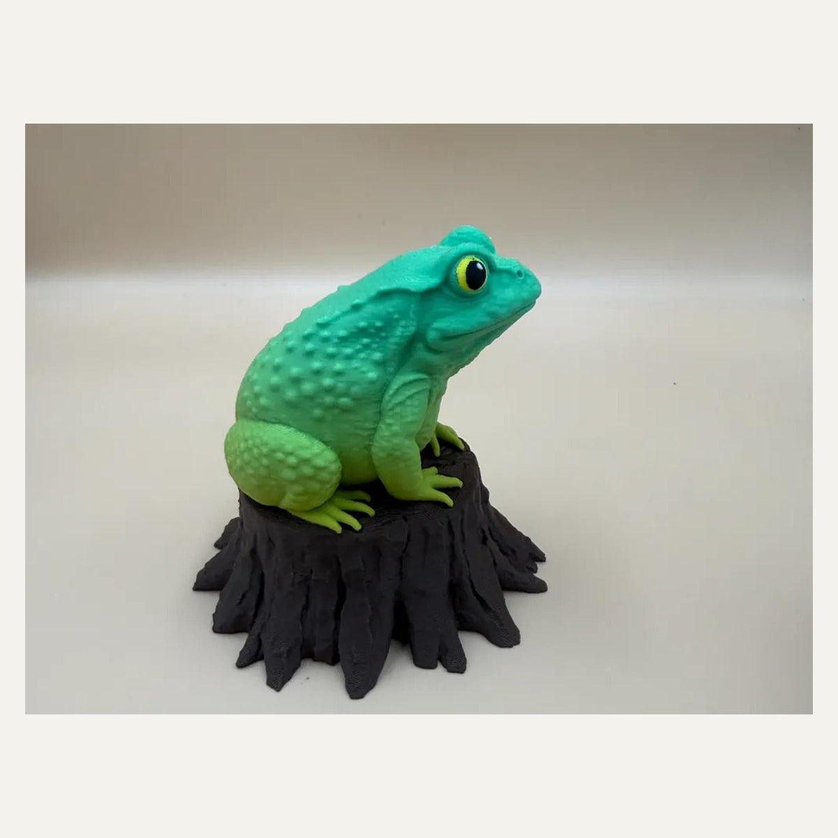 Toad on Tree Stump – mehrfarbige Kröte auf Baumstumpf | Frosch-Skulptur | Made in Germany