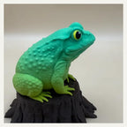Toad on Tree Stump – mehrfarbige Kröte auf Baumstumpf | Frosch-Skulptur | Made in Germany
