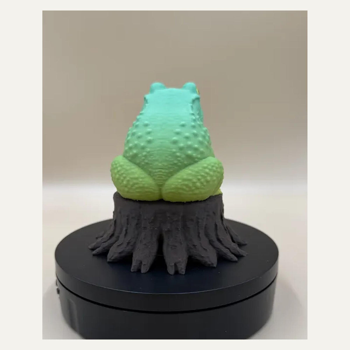 Toad on Tree Stump – mehrfarbige Kröte auf Baumstumpf | Frosch-Skulptur | Made in Germany