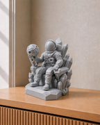 Kristallthron – Astronaut mit Mondkugel | handbemalt | Made in Germany FehnFactory