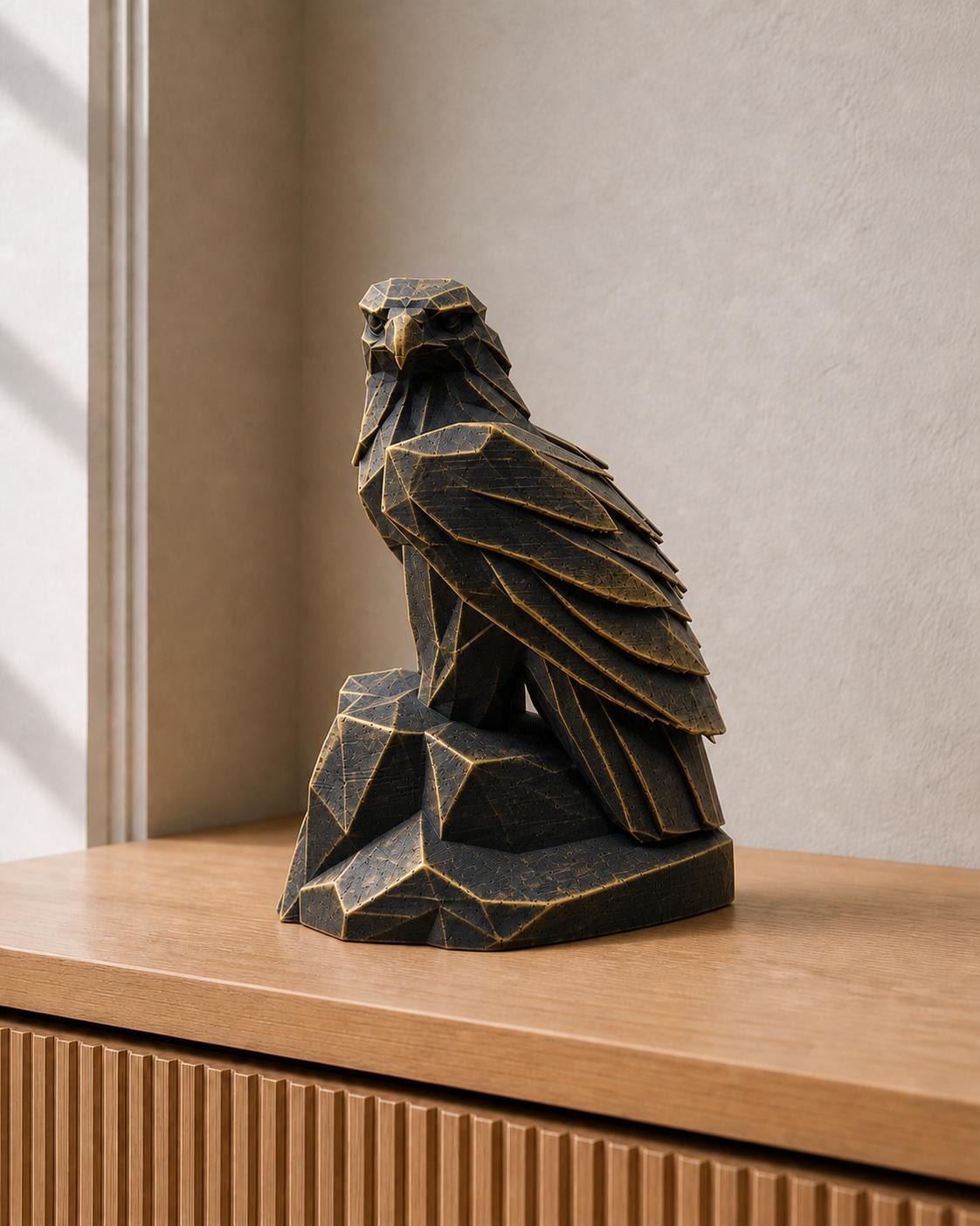 Adler der Macht – geometrische Adlerskulptur auf Felsen | handbemalt | Made in Germany FehnFactory