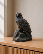 Adler der Macht – geometrische Adlerskulptur auf Felsen | handbemalt | Made in Germany FehnFactory