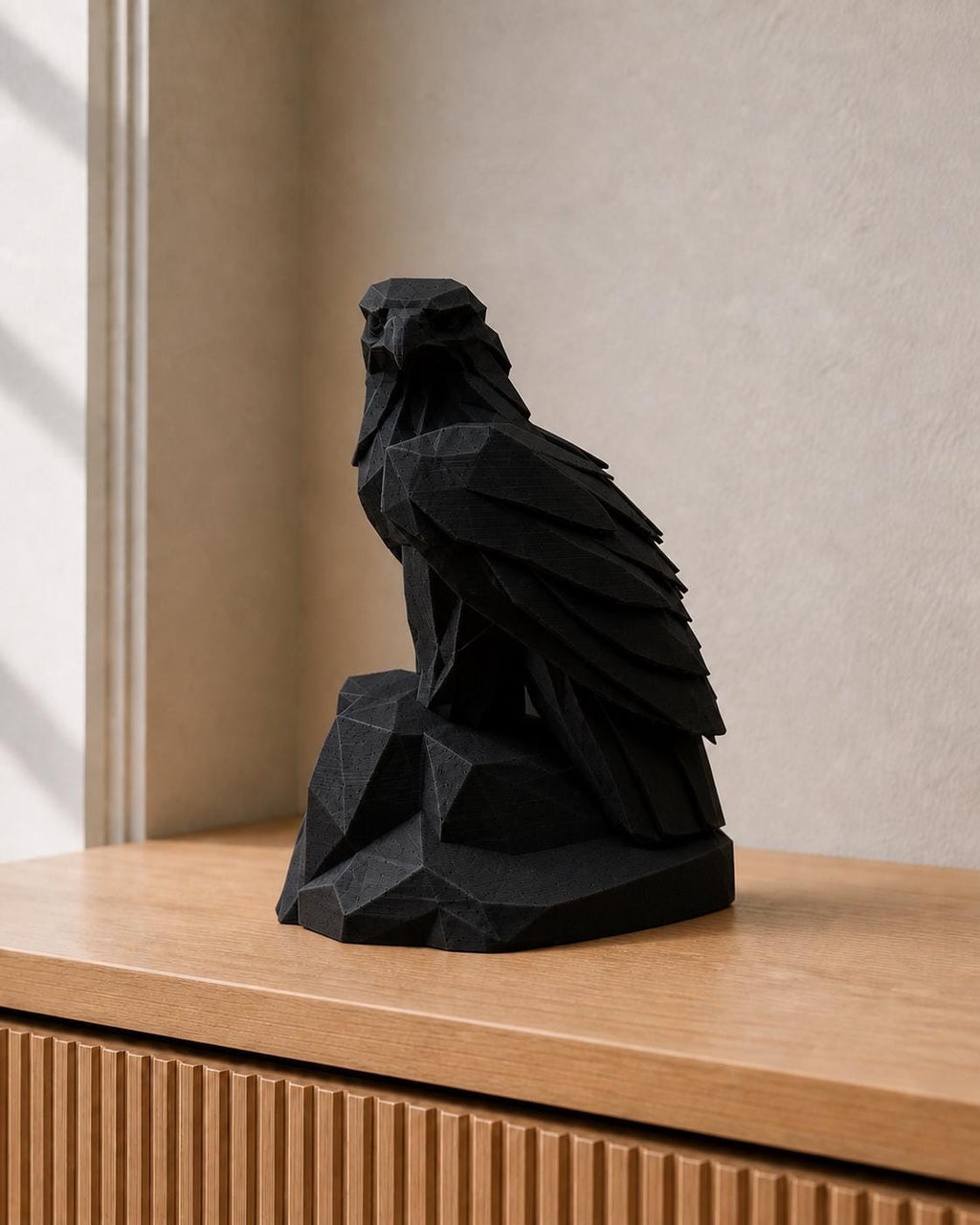 Adler der Macht – geometrische Adlerskulptur auf Felsen | handbemalt | Made in Germany FehnFactory