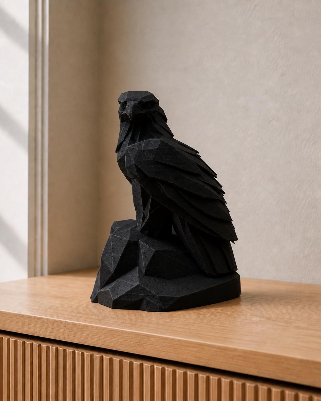 Adler der Macht – geometrische Adlerskulptur auf Felsen | handbemalt | Made in Germany FehnFactory