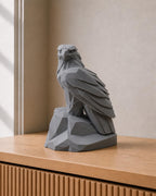 Adler der Macht – geometrische Adlerskulptur auf Felsen | handbemalt | Made in Germany FehnFactory