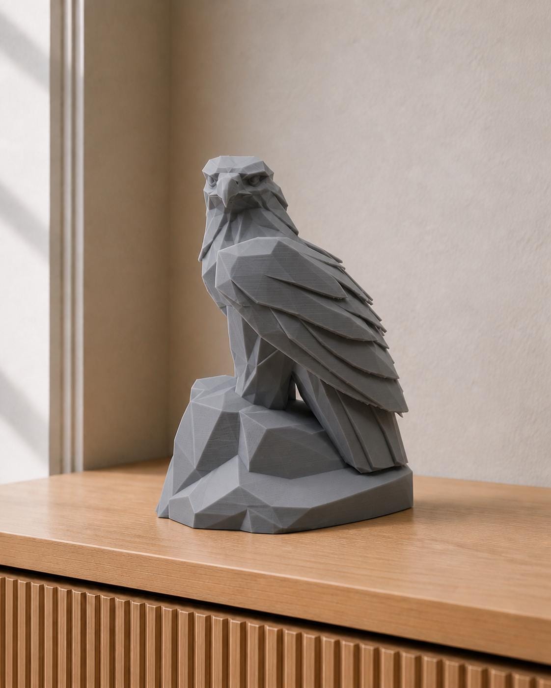 Adler der Macht – geometrische Adlerskulptur auf Felsen | handbemalt | Made in Germany FehnFactory